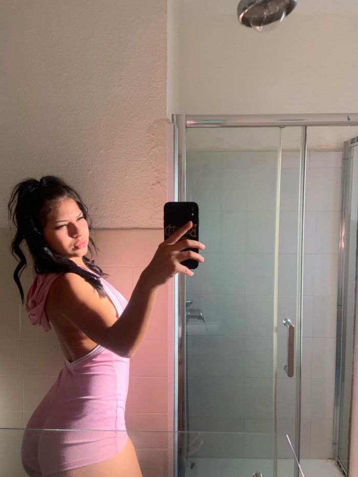 LATINA COMPLACIENTE ESPERANDOTE. ¡RICAS CURVAS!