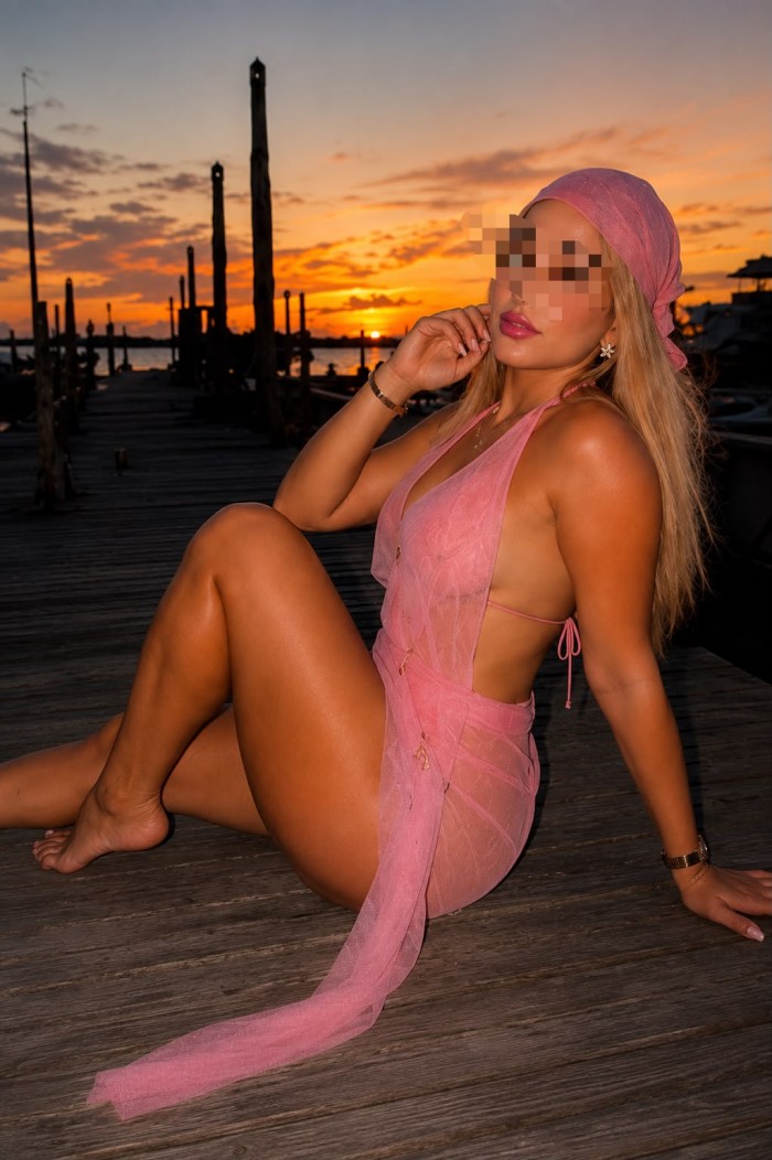 UNICA EN LA CAMA RUBIA DE ENCANTA PLAYA GANDIA