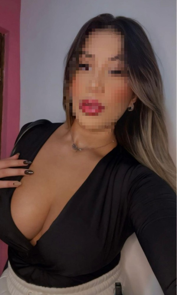 LATINA DE GRANDES MELONES EN TORREMOLINOS