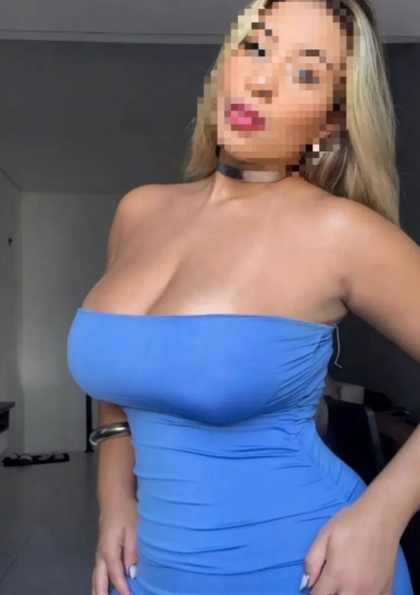 LATINA DE GRANDES MELONES EN TORREMOLINOS