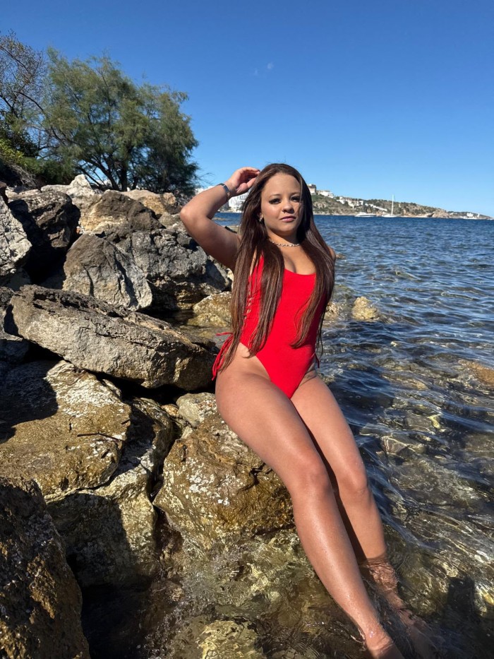COMPLACIENTE CACHONDA SENSUAL EN PLATJA DE EN BOSS