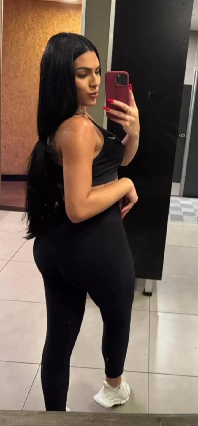 Trans dotada cachonda