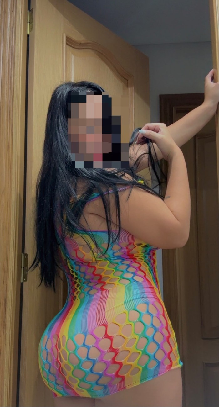 Bomba sexy juguetona y muy fiestera