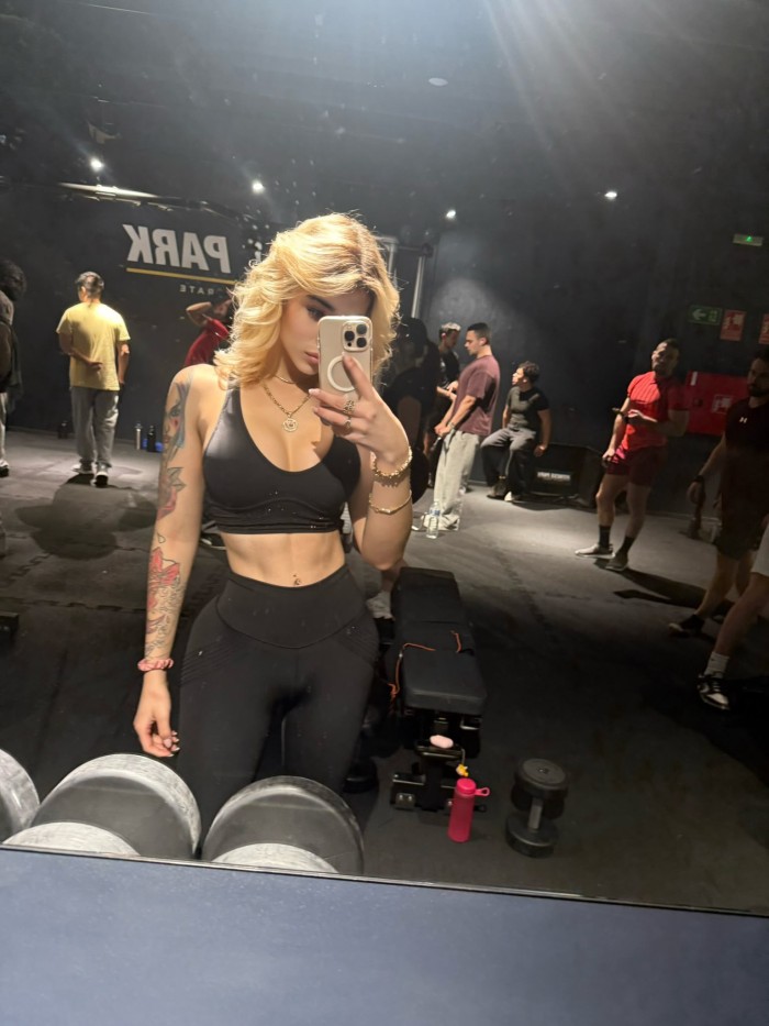 SARA, ESPECTACULAR TRANS MUY FEMENINA
