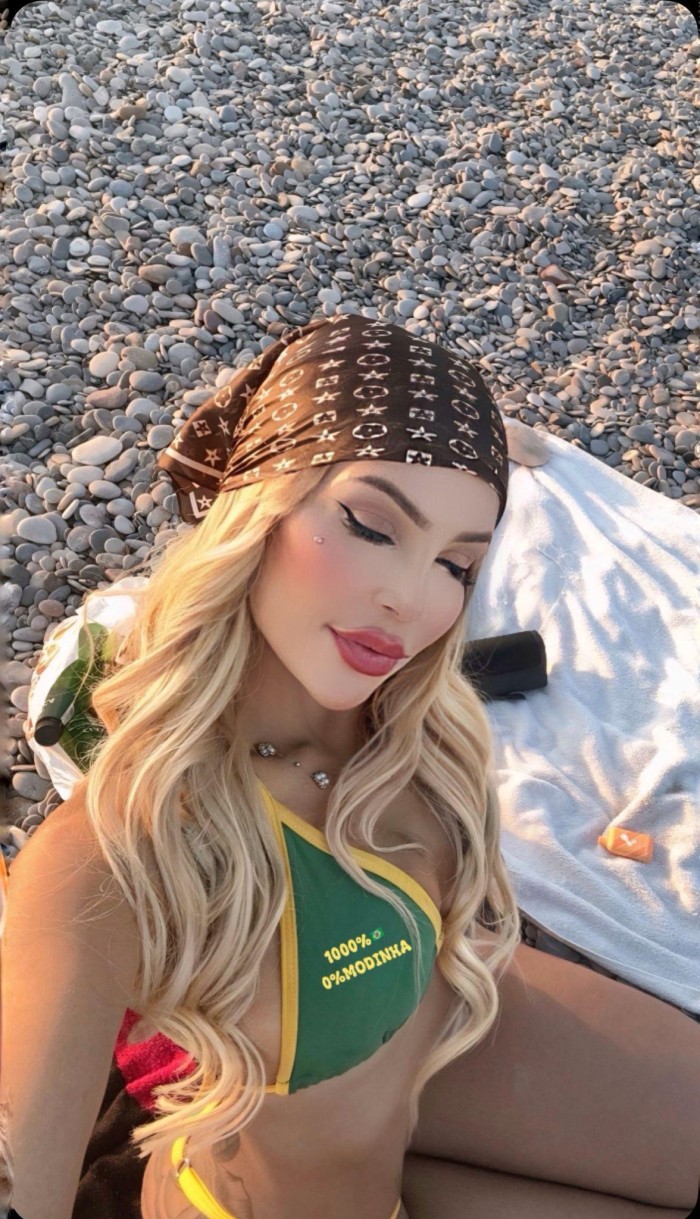 ARDIENTE CACHONDA IMPLICADA DESEOSA DE PLACER SIN