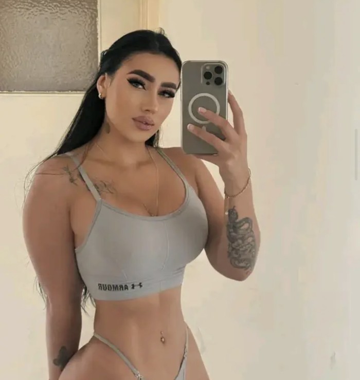 Camina joven voluptuosa con buen culo