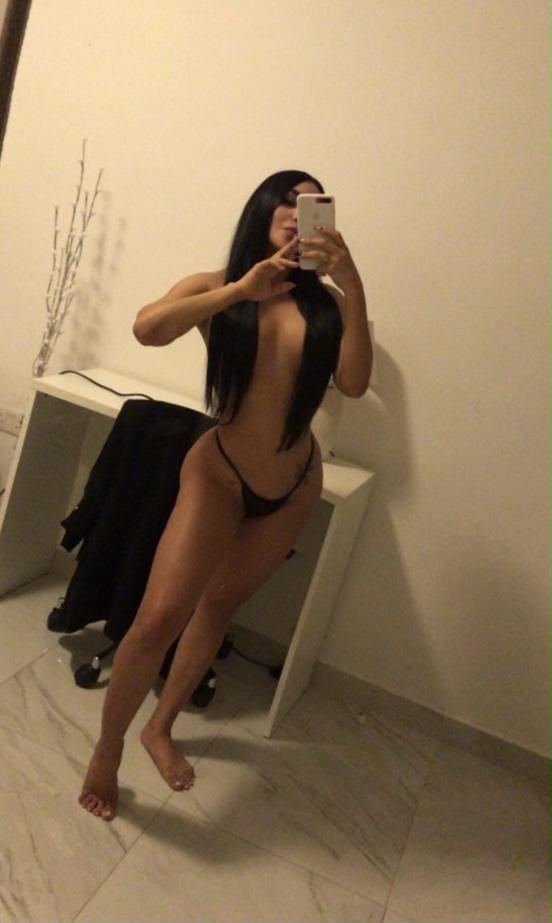 Zoe joven delgada nueva en la zona