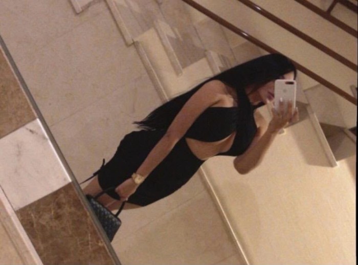 Zoe joven delgada nueva en la zona