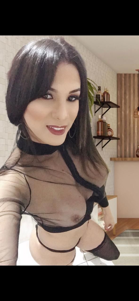 Trans lechera recién llegada bien dotada