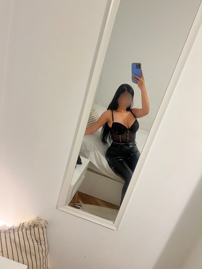 Hermosa, sexy y joven Venezolana de paso….