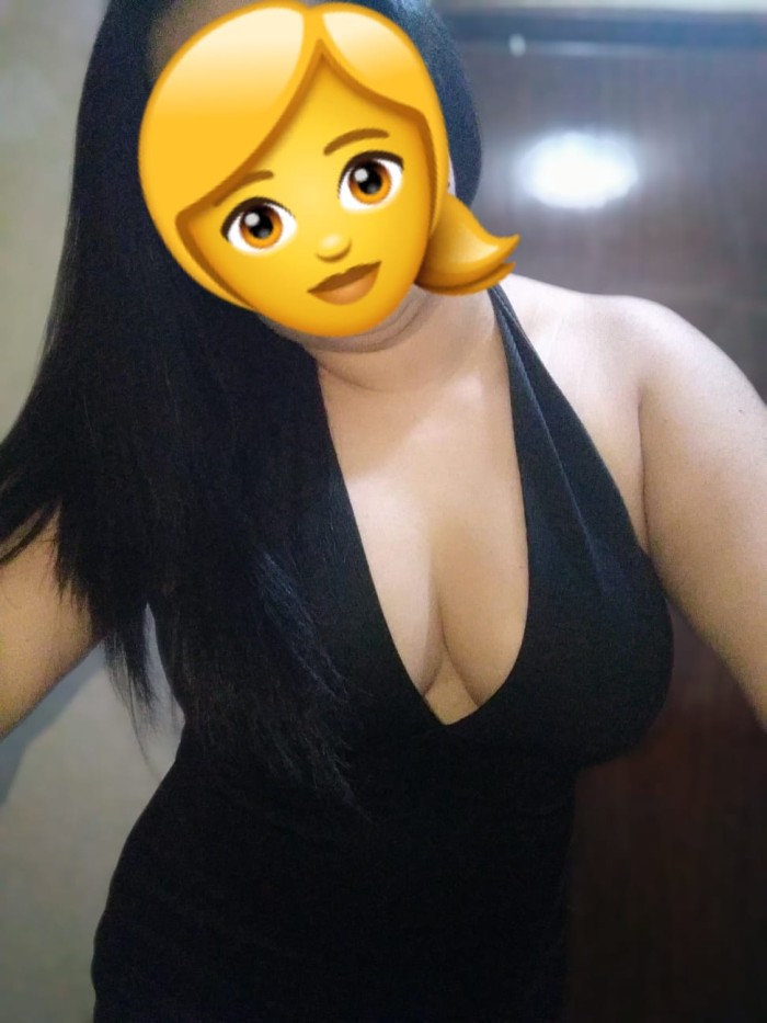Morena con curvas implicada cariñossa