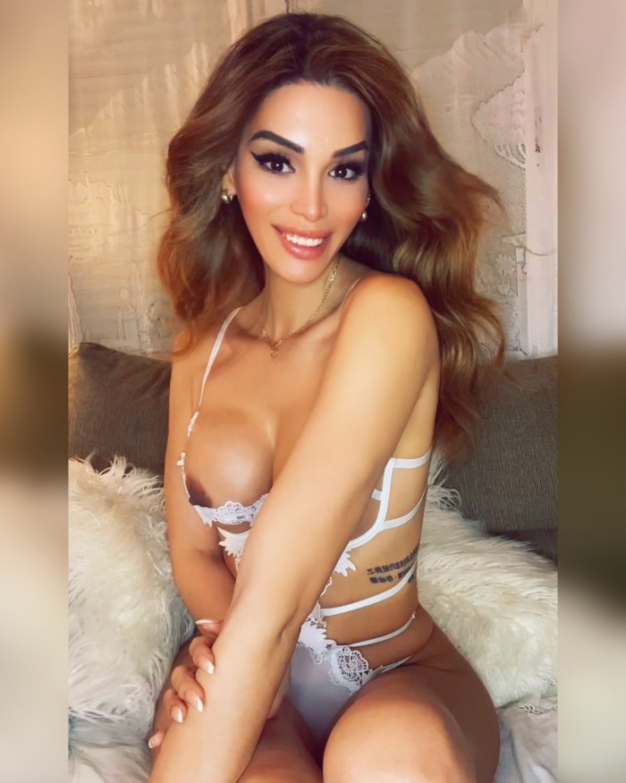 Luna hermosa mujer transexual con sorpresa