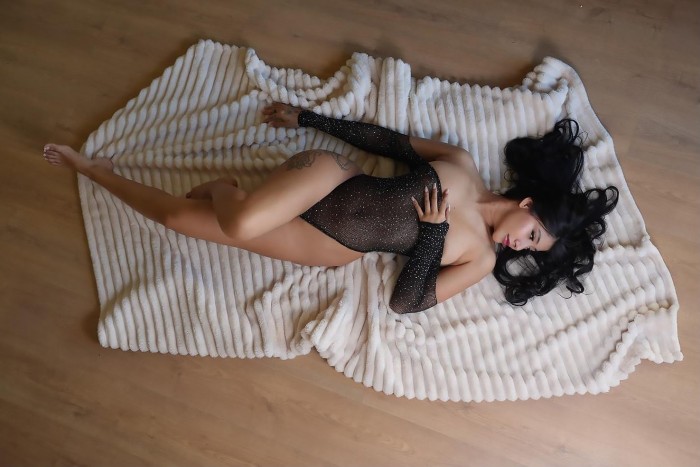 VIOLETA CALIENTE JOVENCITA COLOMBIANA, DESCUBREME