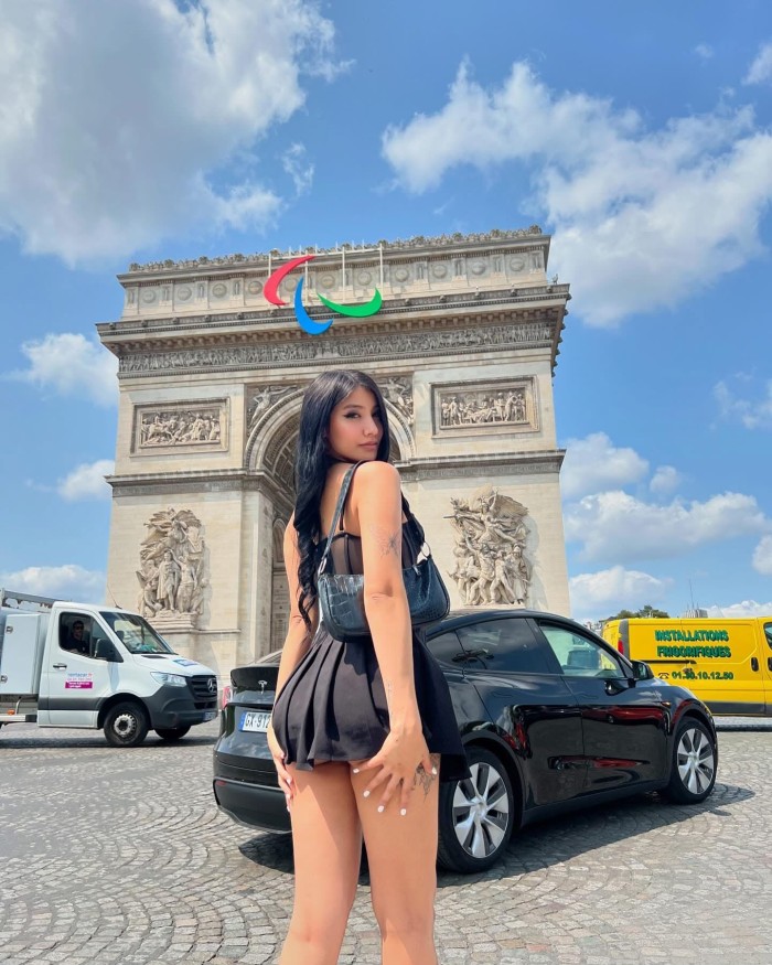 VIOLETA CALIENTE JOVENCITA COLOMBIANA, DESCUBREME