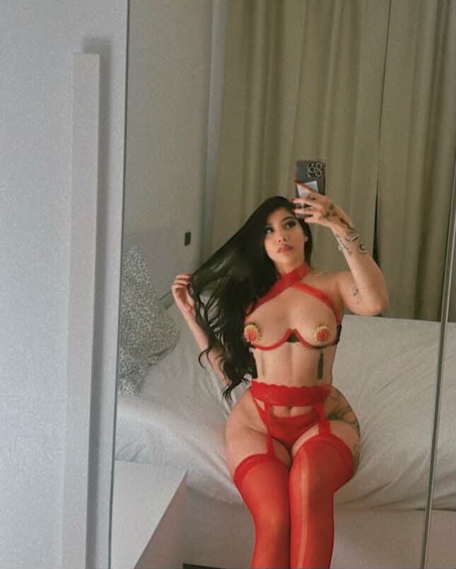 VIOLETA CALIENTE JOVENCITA COLOMBIANA, DESCUBREME