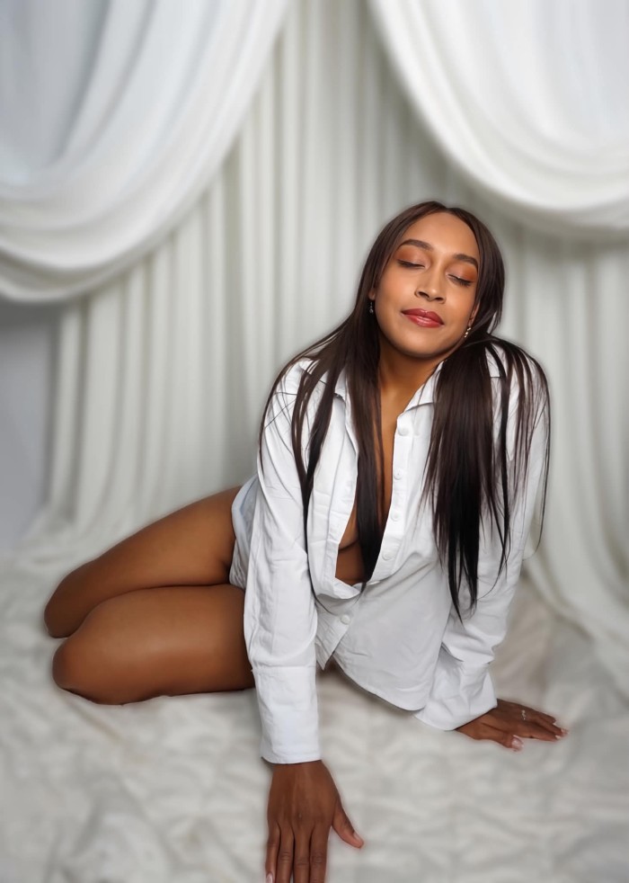 DELICIOSA LUJURIOSA IMPLICADA CACHONDA COMPLACIENTE