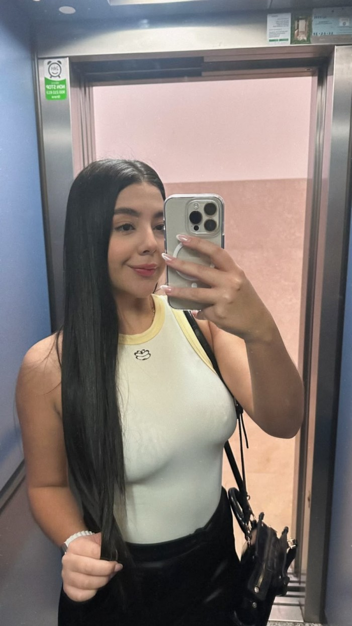 UNAS CURVAS HERMOSAS Y CARA ANGELICAL