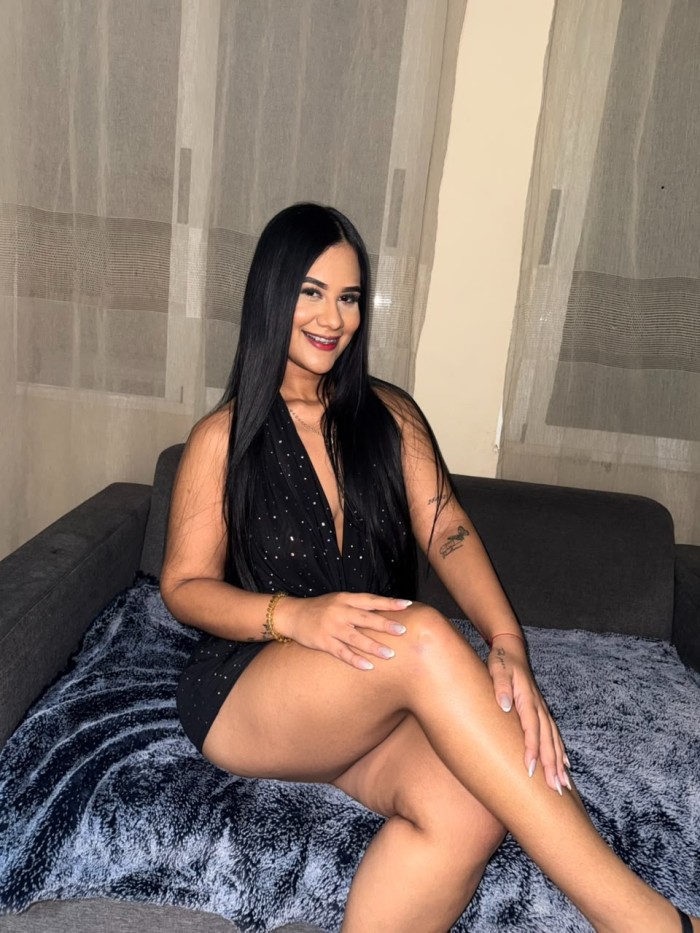 Chica complaciente traviesa guapa