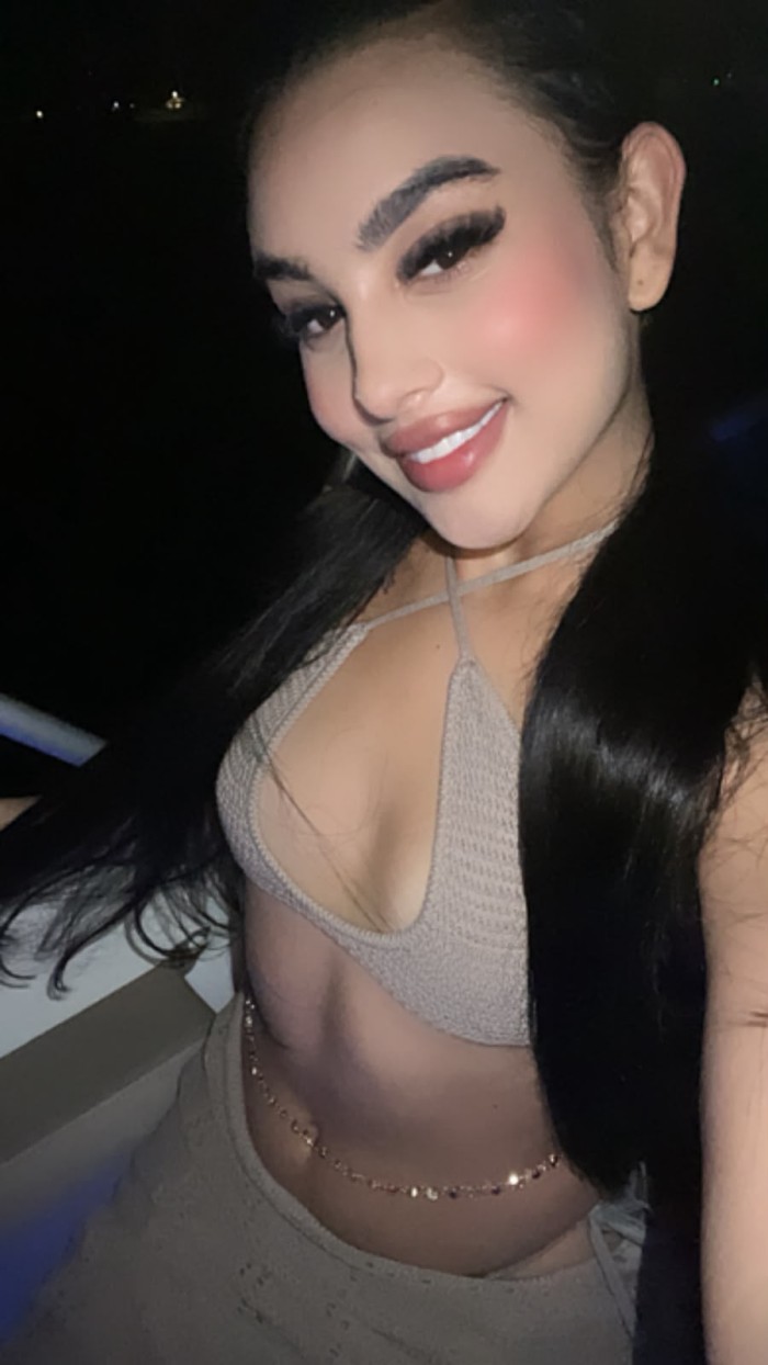 COMPLACIENTE SENSUAL CACHONDA DESEOSA DE SEXO