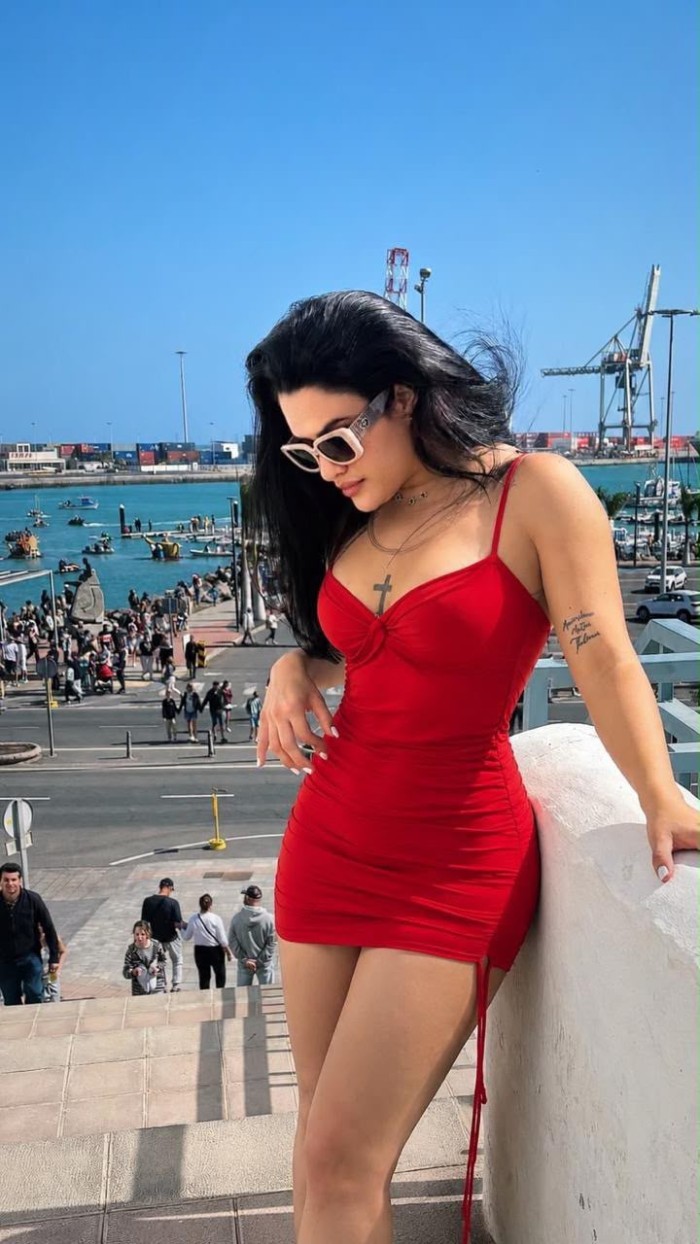 Samy joven fiestera tatuada en Marbella