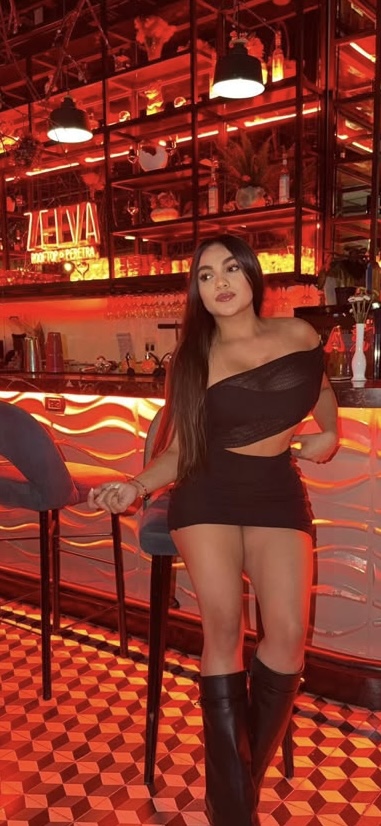 Sara joven fiestera tetas naturales en Marbella