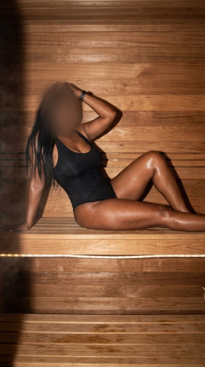 SEXY PERVERSA LATINA DE CURVAS ARDIENTES CACHONDA EN LA CUESTA NOVEDAD