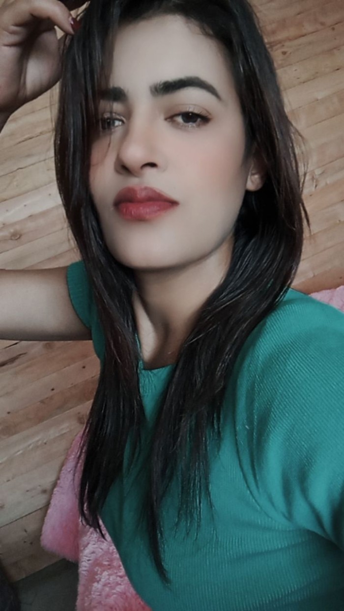 Mía chica guapa recién llegada fiestera
