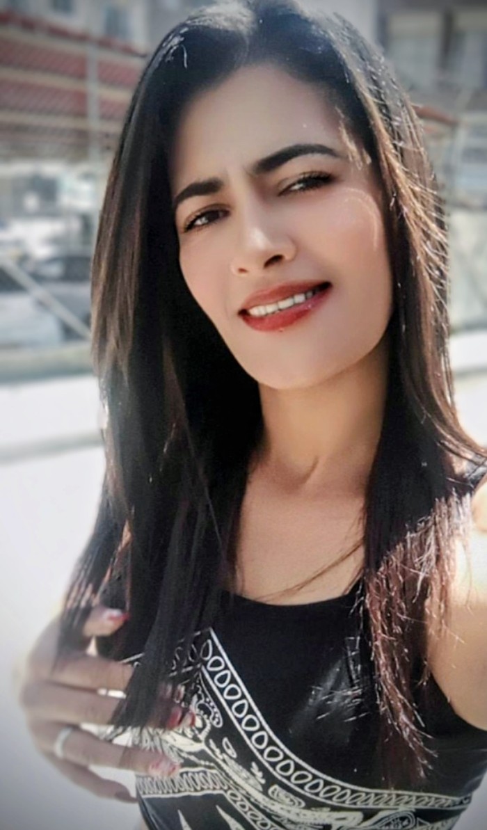 Mía chica guapa recién llegada fiestera