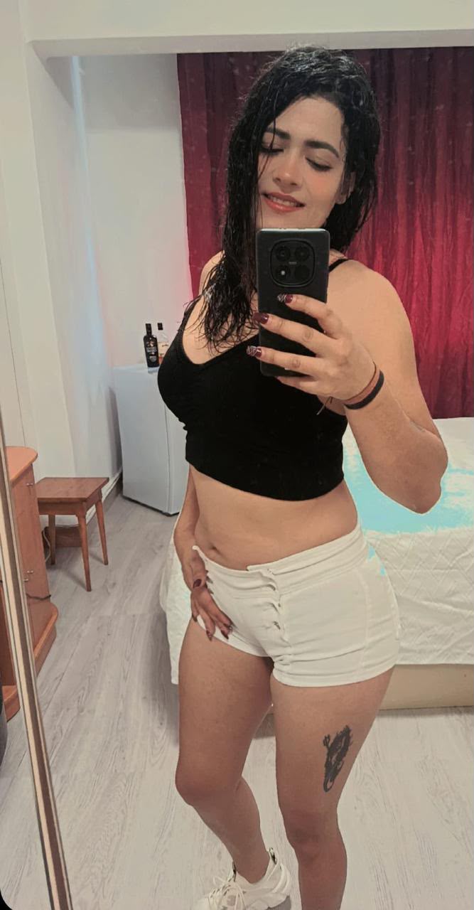 Mía chica guapa recién llegada fiestera