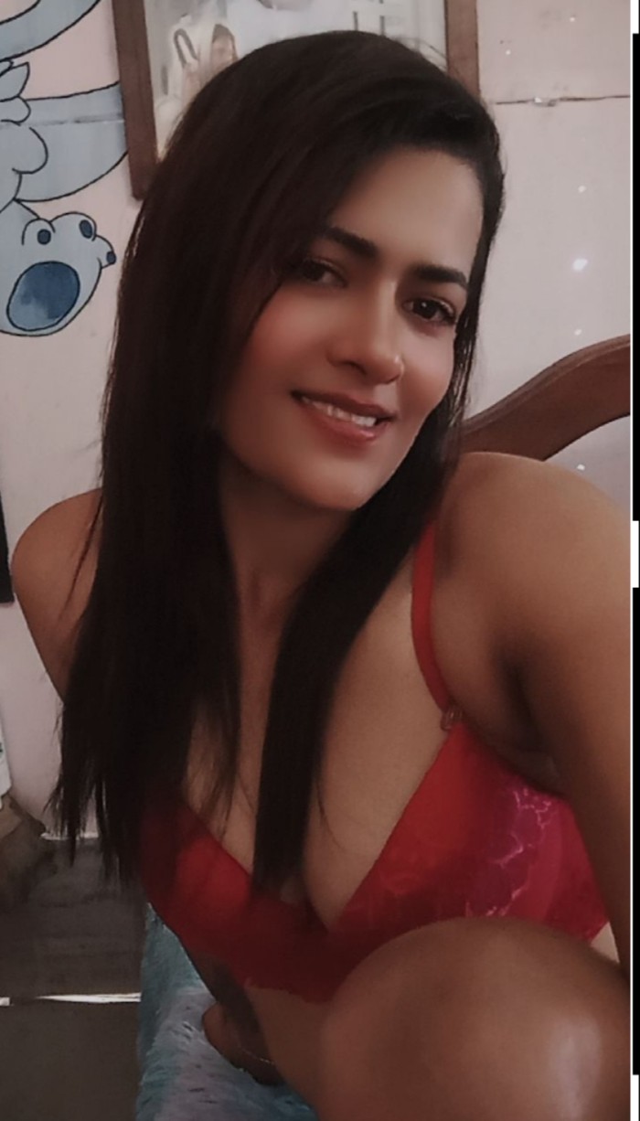Mía chica guapa recién llegada fiestera