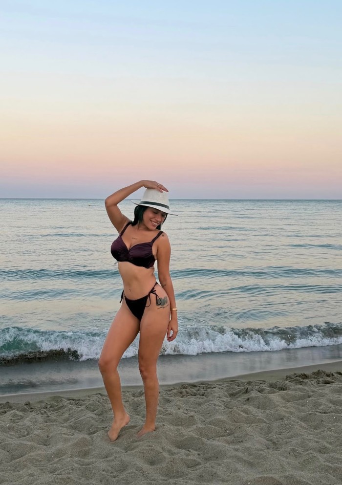 Jovencita, guapísima, explosiva, delgadita