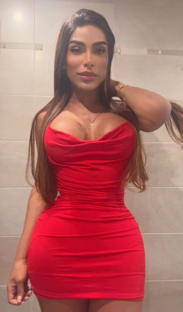 TRANS SÚPER GUAPA Y FEMENINA, ENORME DOTACIÓN!!!