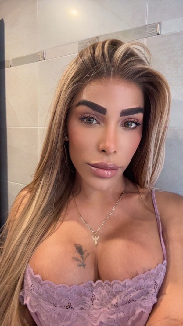 TRANS SÚPER GUAPA Y FEMENINA, ENORME DOTACIÓN!!!