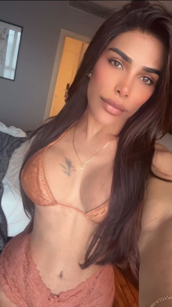 TRANS SÚPER GUAPA Y FEMENINA, ENORME DOTACIÓN!!!