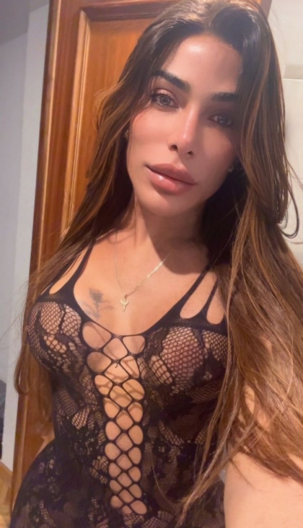 TRANS SÚPER GUAPA Y FEMENINA, ENORME DOTACIÓN!!!