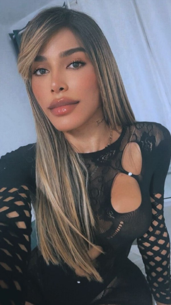 TRANS SÚPER GUAPA Y FEMENINA, ENORME DOTACIÓN!!!