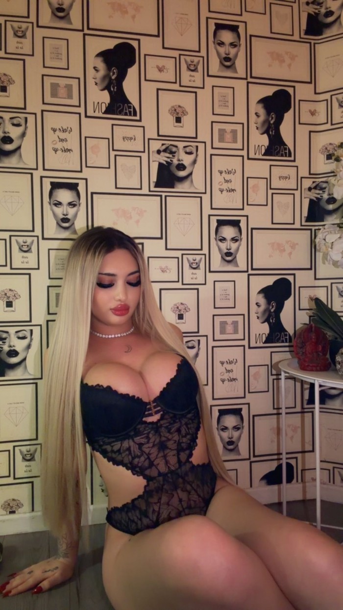 CHICA TRANS DELICIOSA EXPERTA EN DARTE PLACER