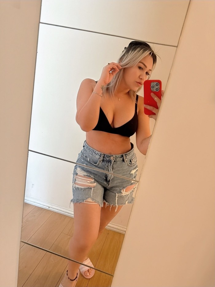 SOFIA NOVEDAD MUY FIESTERA, GOLOSA Y SENSUAL