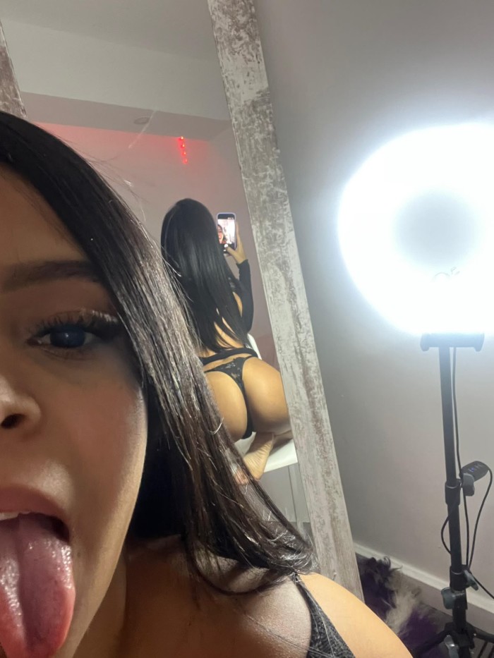 MODELO DELGADA Y MUY JOVEN