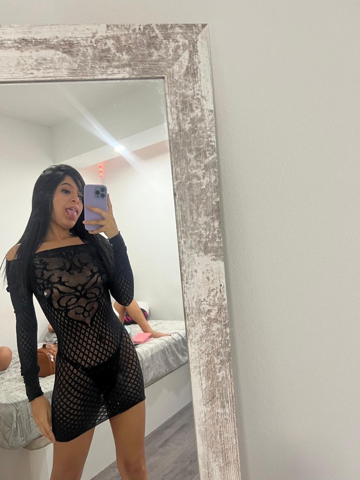 MODELO DELGADA Y MUY JOVEN