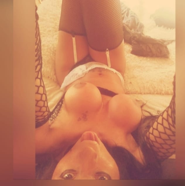 CHICA TRANS DELICIOSA POLLONA Y LECHERA A TOPE