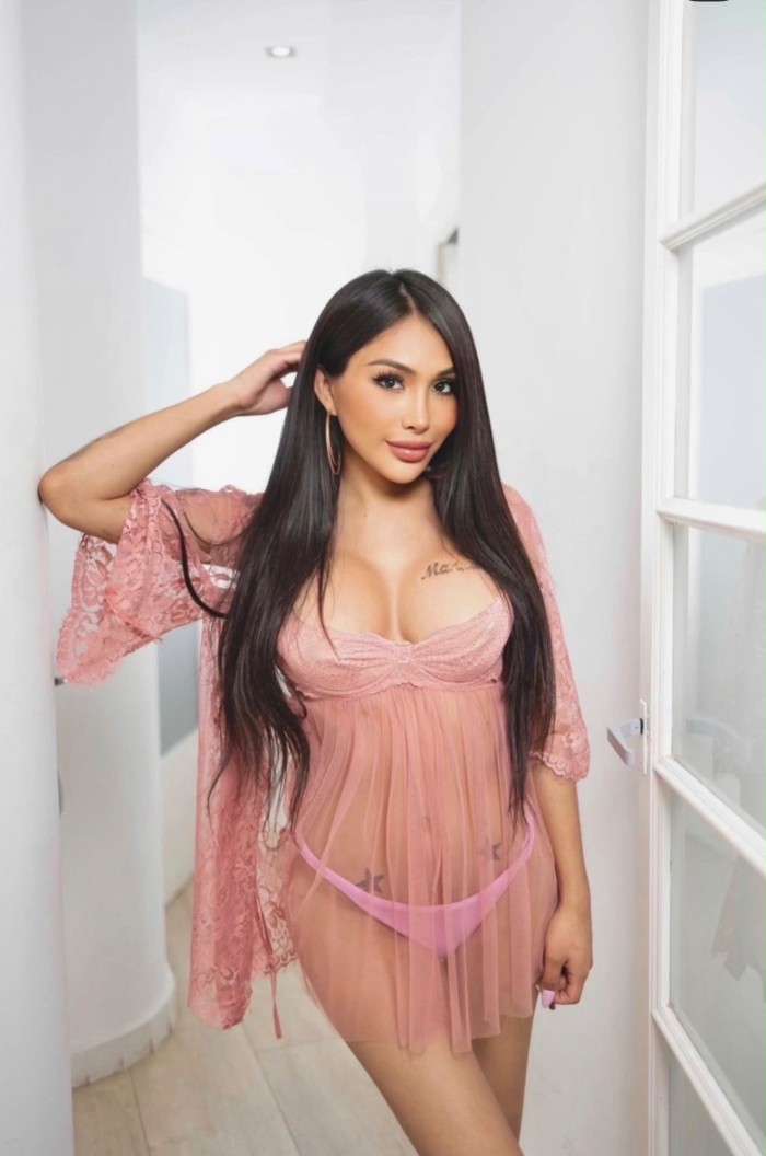 Luna hermosa jovencita Ts