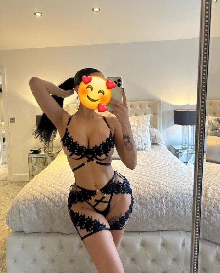 colombiana muy caliente en la cama ven a cogerme