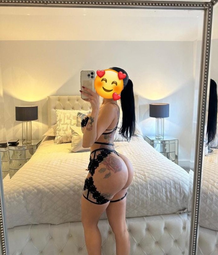 colombiana muy caliente en la cama ven a cogerme