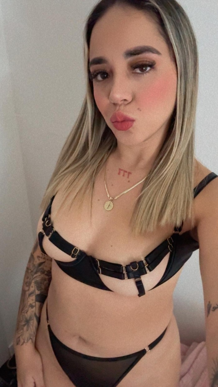 Cataleya joven rubia fiesteras en Torrevieja