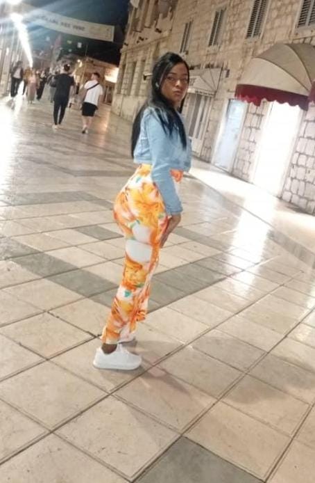 Roxy joven morena delgada en Torrevieja