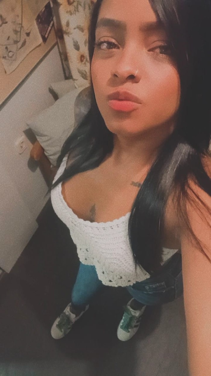 Roxy joven morena delgada en Torrevieja