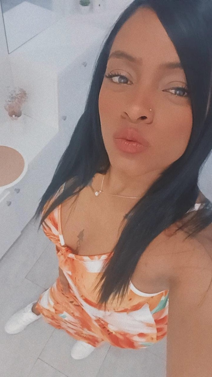 Roxy joven morena delgada en Torrevieja