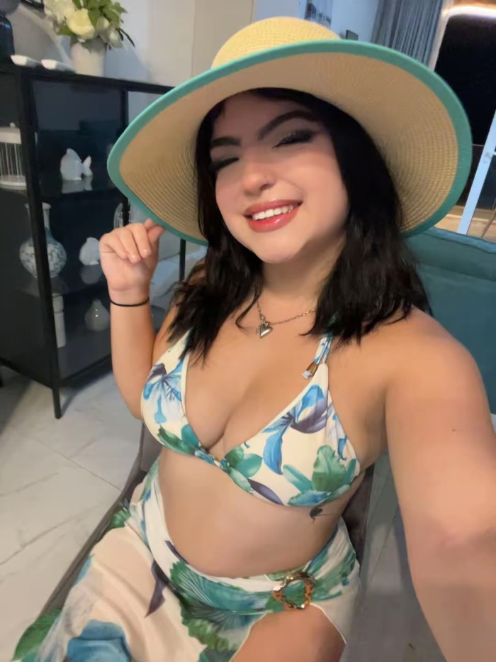 TU SUMISA EN LA CAMA CON MUCHAS GANAS DE FOLLAR