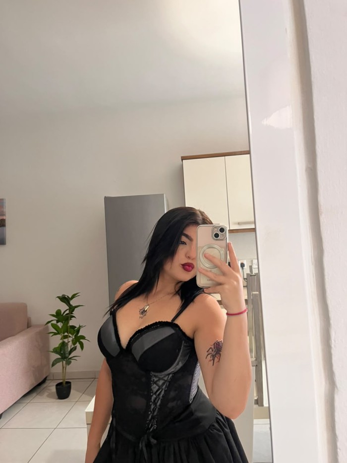 TU SUMISA EN LA CAMA CON MUCHAS GANAS DE FOLLAR